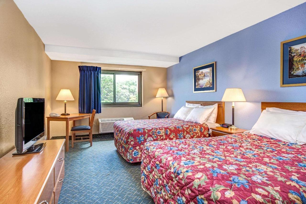 Super 8 By Wyndham Mahwah Hotel Екстериор снимка
