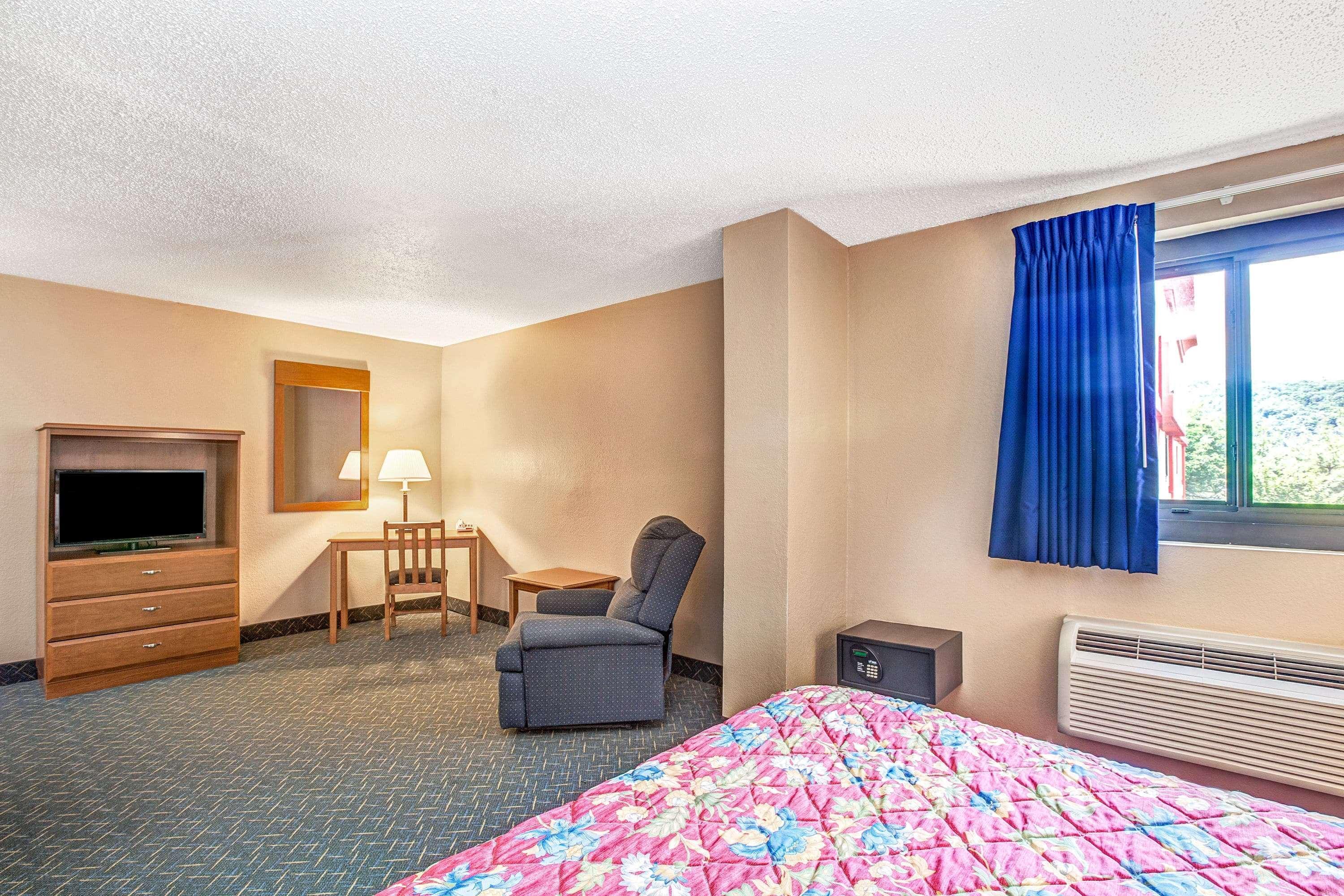 Super 8 By Wyndham Mahwah Hotel Екстериор снимка