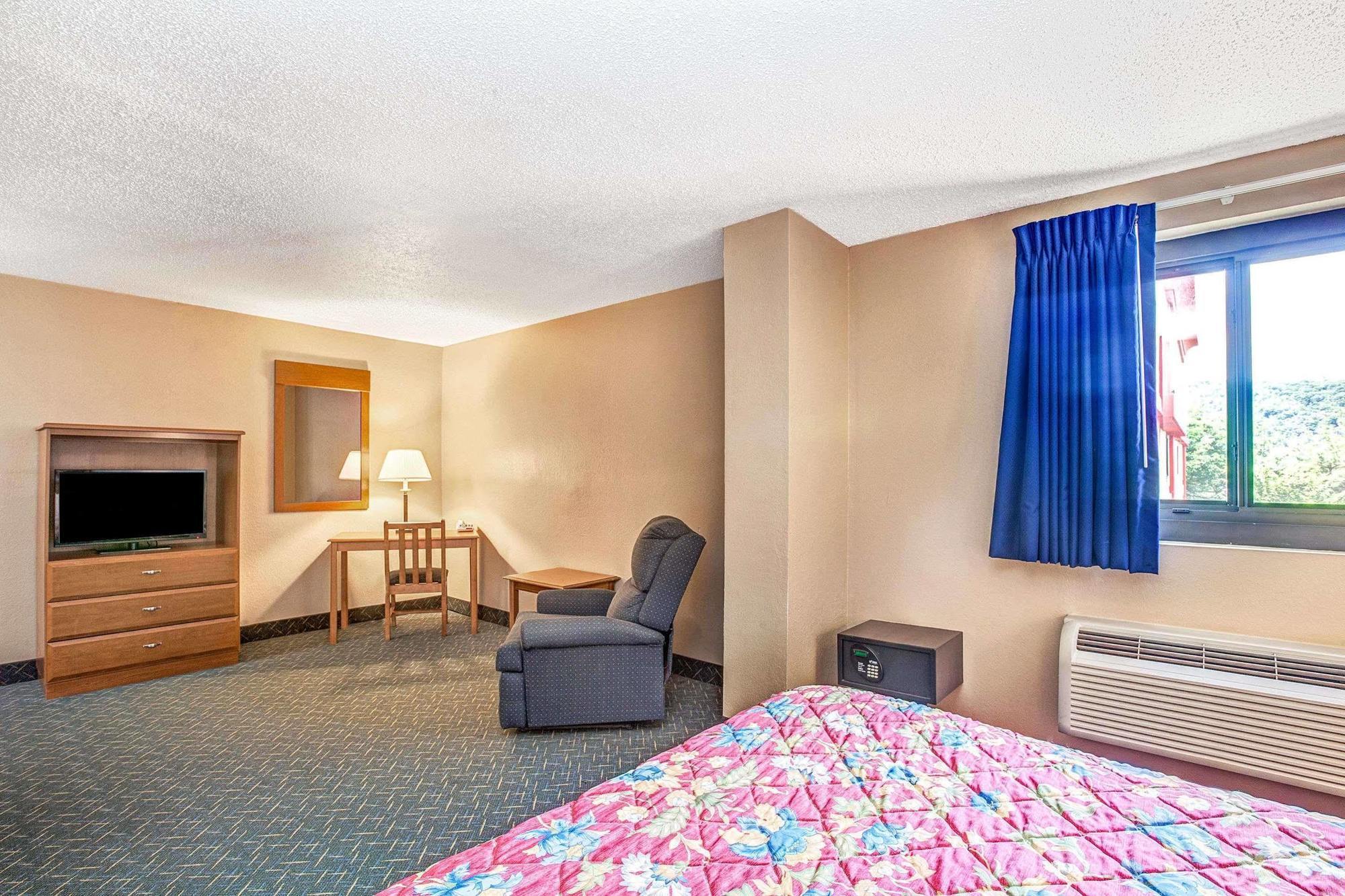 Super 8 By Wyndham Mahwah Hotel Екстериор снимка